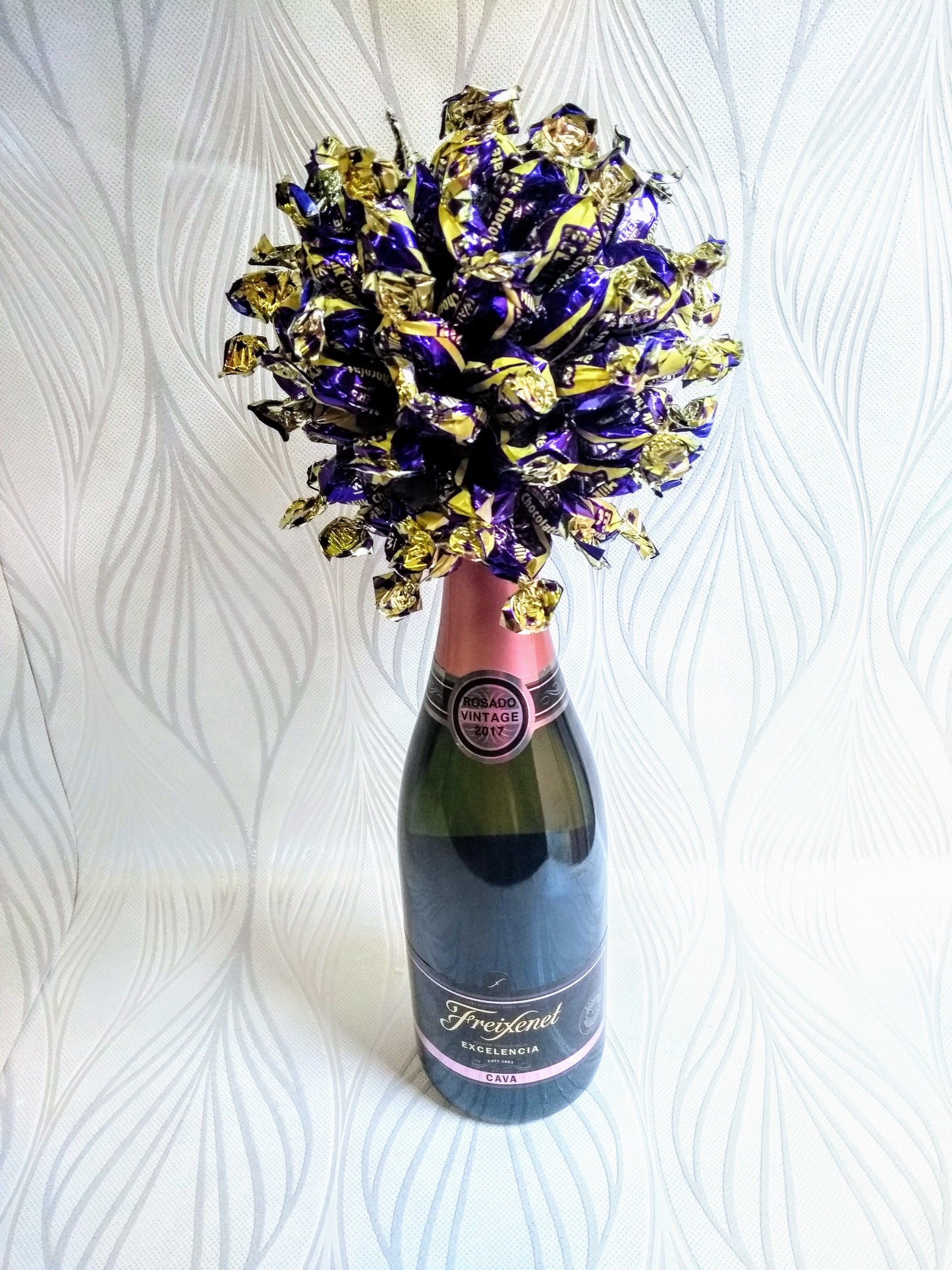 Best Luxury Prosecco and Eclairs Chocolate Bouquets with gift package for your best one
