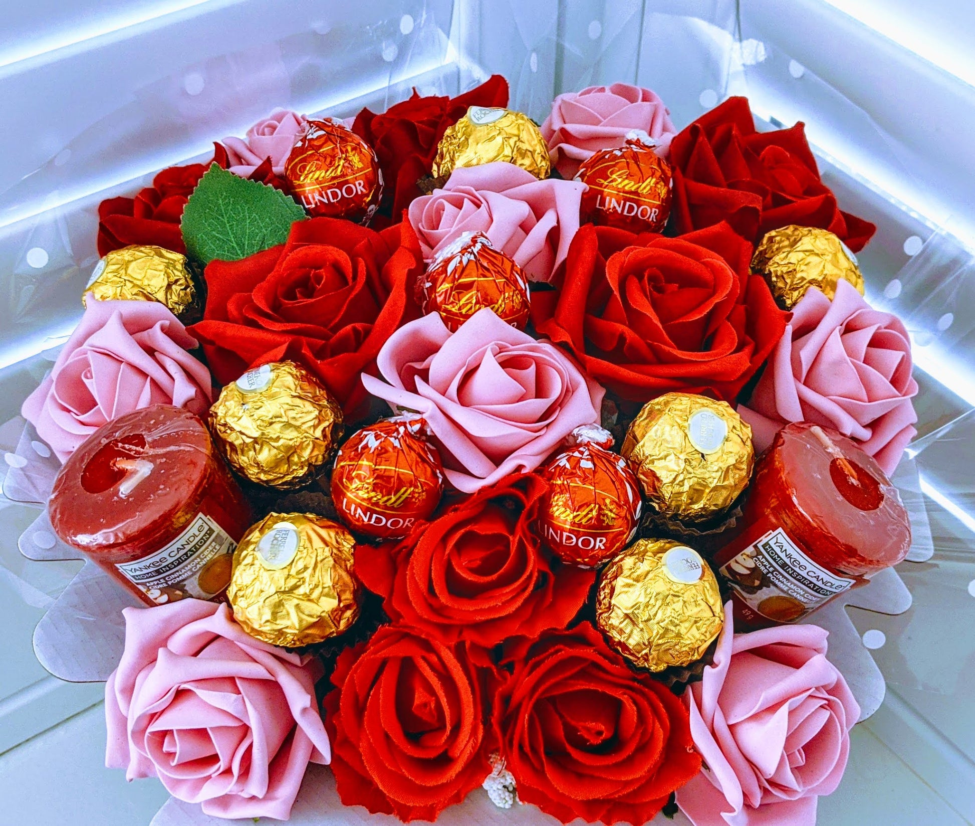 Buy Yankee Candles| Floral| Chocolates Bouquets in UK with personalised message